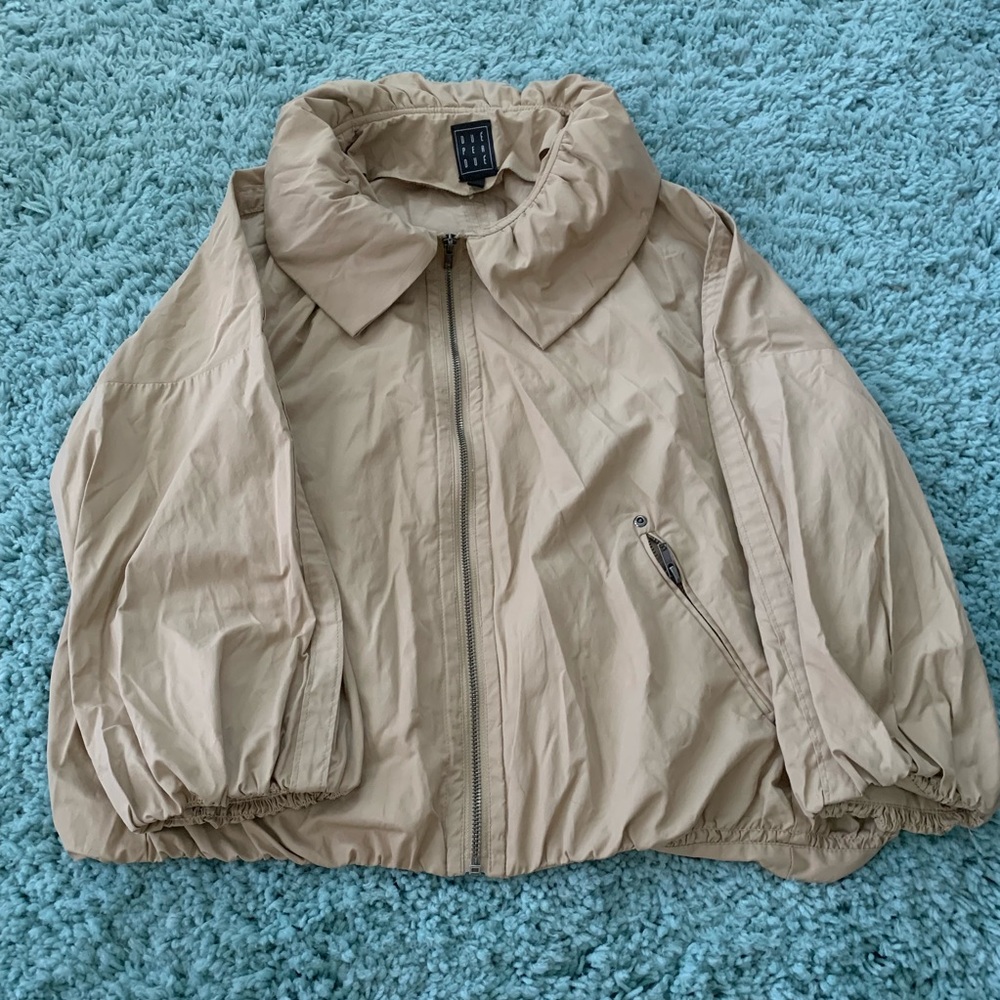 Due per due tan windbreaker